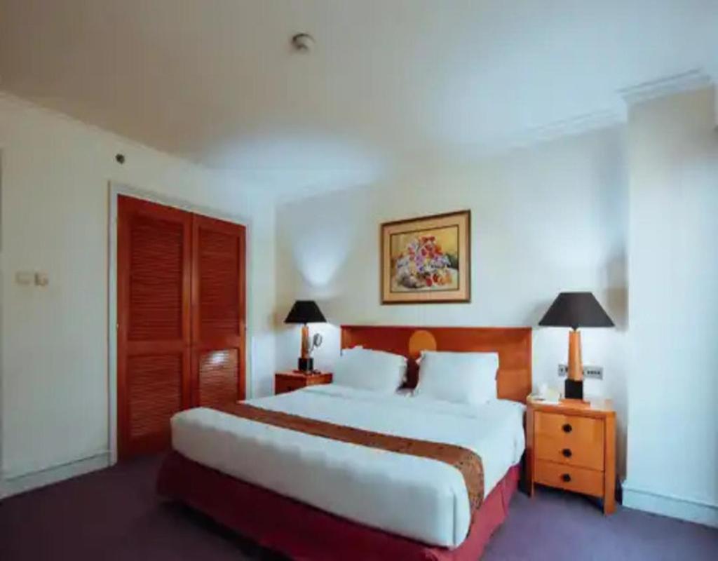 Surabaya Suites Hotel Powered By Archipelago Ngoại thất bức ảnh